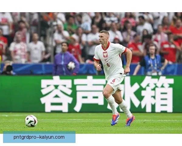 莱万多夫斯基国家队首秀表现平稳，助力球队走向新征程